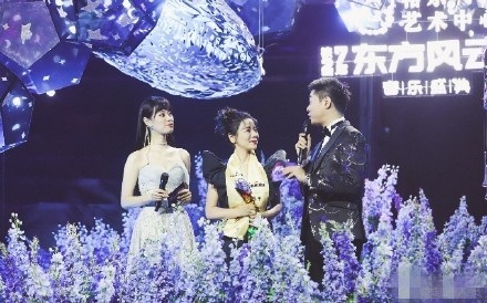 东方风云榜音乐盛典，丁当被主持人当众调侃：有什么话现在就说