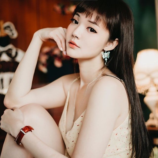 马来西亚辣妹Yingtze美图 性感火辣雪白欧派吸睛