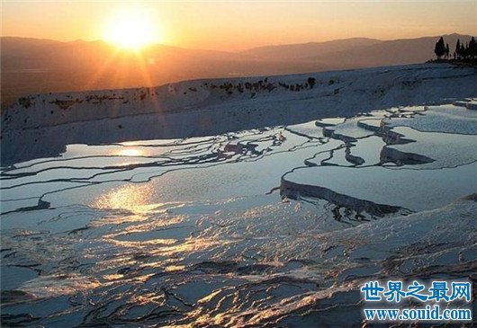 世界十大神奇的地理奇观排行榜，魔井带你忘记烦恼(www.uuziyuan.com)