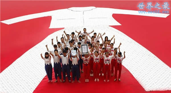 世界上最大的睡衣，总高22米(睡衣10倍大)(www.uuziyuan.com)