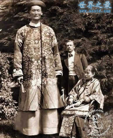 中国最高的人，吉尼斯认证鲍喜顺(2.36米)(www.uuziyuan.com)