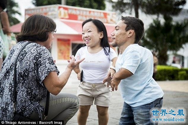 世界上最矮的夫妻，身高均不足0.9米(一对小矮人)(www.uuziyuan.com)