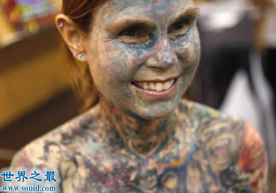 世界上纹身最多的女性，朱莉亚·吉娜斯(95%皮肤)(www.uuziyuan.com)