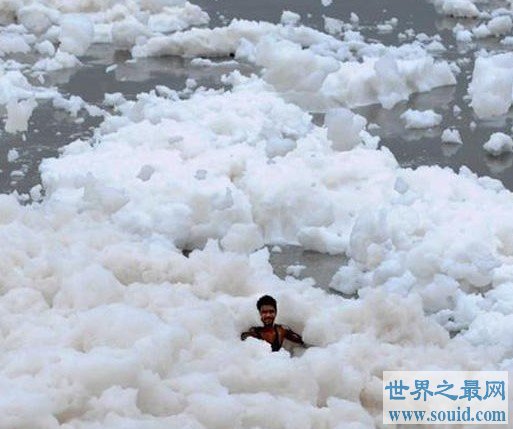 世界上污染最严重的河，全都是泡沫(www.uuziyuan.com)