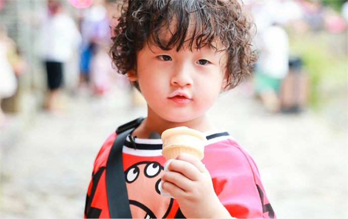 轩轩是邹市明的亲生儿子吗 为什么长得像外国小孩一样