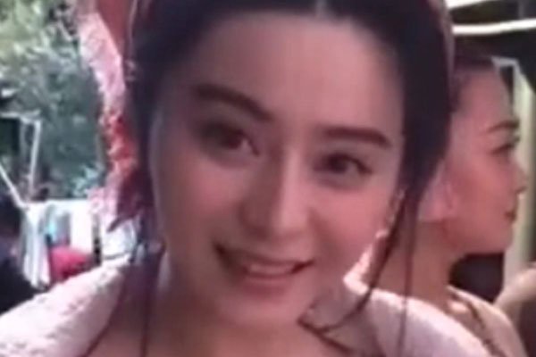 范冰冰潜规则被揉图片 自己主动暧昧还是角度问题
