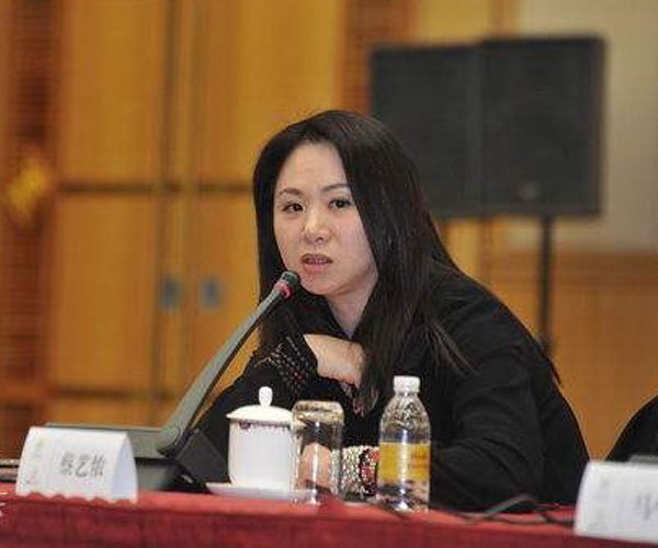 蔡艺侬个人资料年轻照 和刘诗诗是不是有什么关系那么捧她