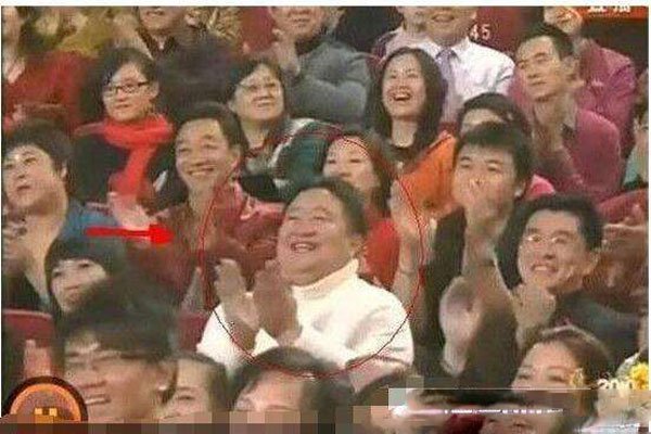 2014春晚灵异事件白衣女子 十几次镜头找不到人不认识