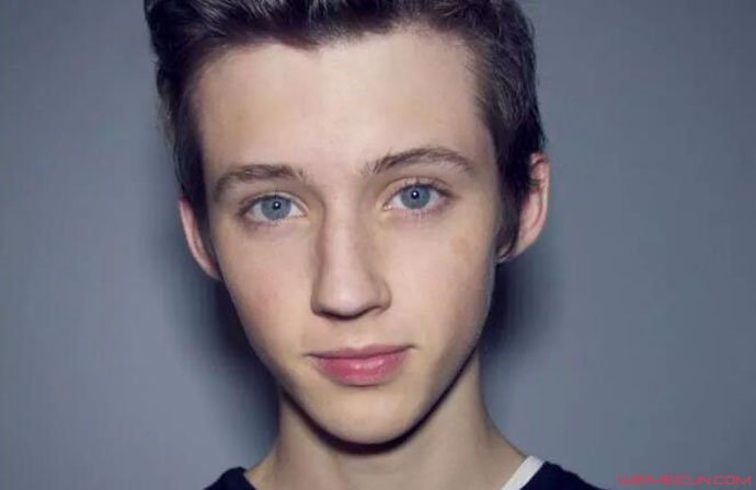 戳爷直播织毛衣 看到这一幕有不少女粉自叹不如