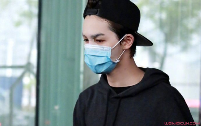 朱正廷戴着口罩敷面膜 精致男孩双重“防护”效果更佳