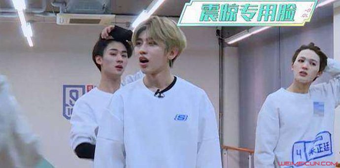 朱正廷戴着口罩敷面膜 精致男孩双重“防护”效果更佳