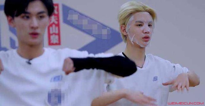 朱正廷戴着口罩敷面膜 精致男孩双重“防护”效果更佳