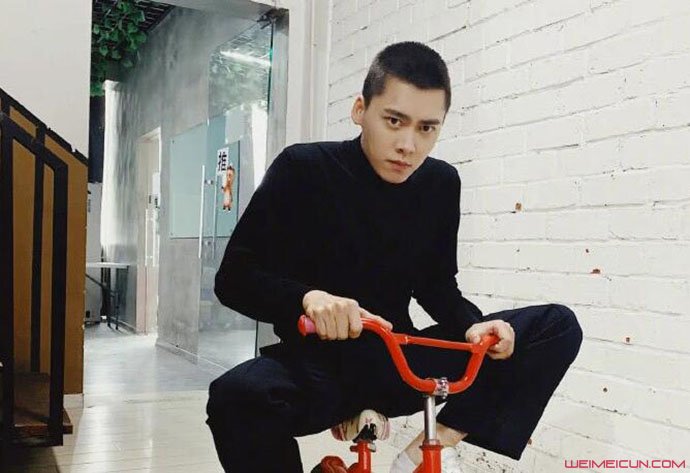 李易峰骑儿童自行车 搭配寸头发型既帅气又可爱